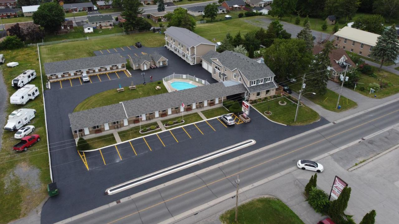 Fox Motor Inn Greater Napanee Exterior photo