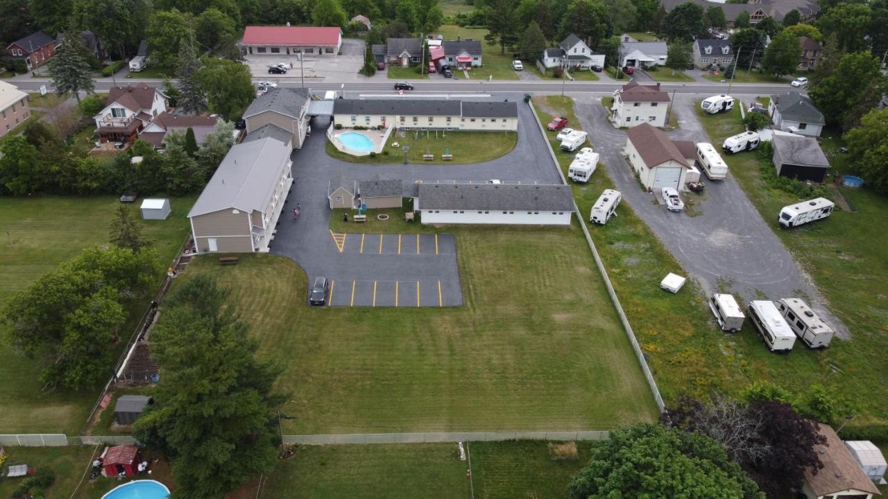 Fox Motor Inn Greater Napanee Exterior photo