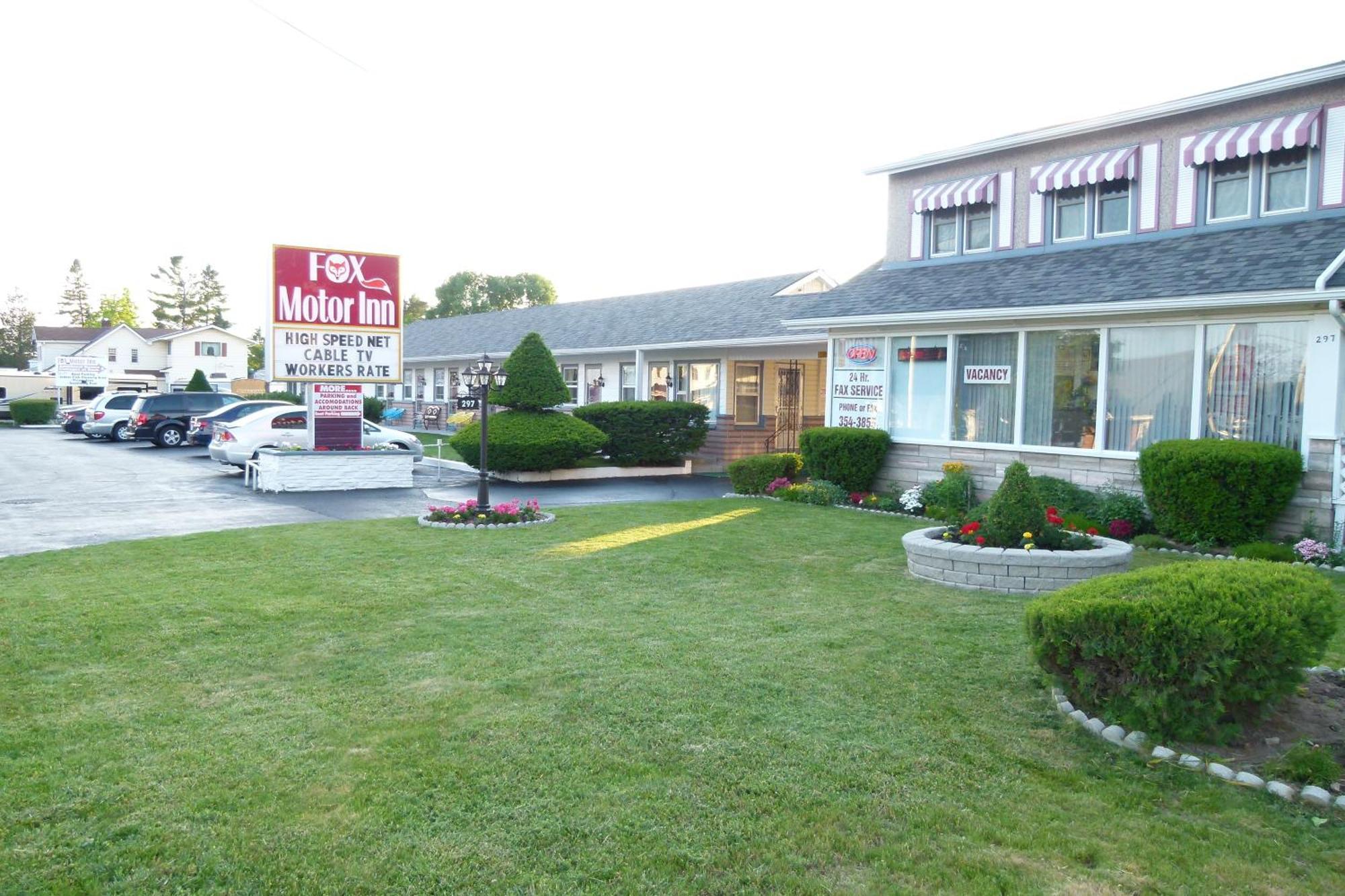 Fox Motor Inn Greater Napanee Exterior photo