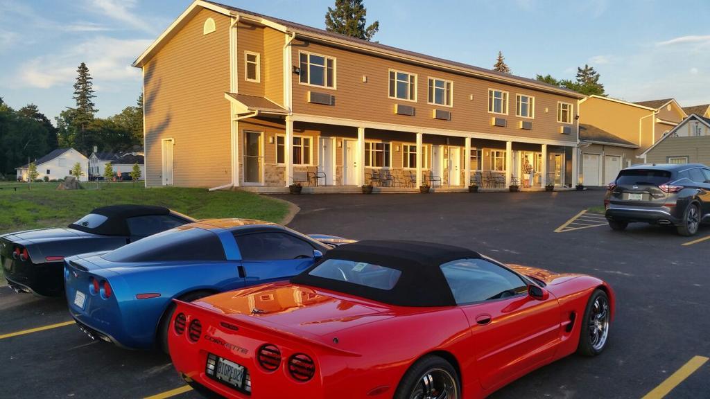 Fox Motor Inn Greater Napanee Exterior photo