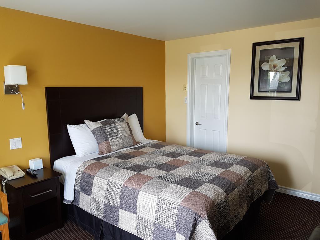 Fox Motor Inn Greater Napanee Room photo