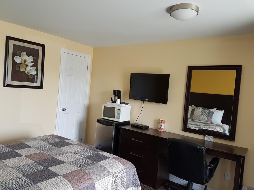 Fox Motor Inn Greater Napanee Room photo