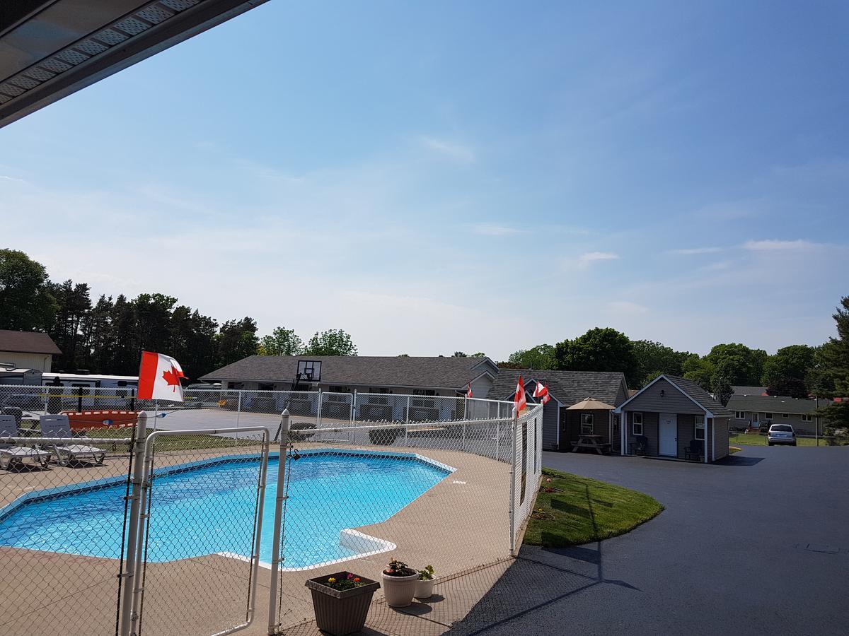 Fox Motor Inn Greater Napanee Exterior photo