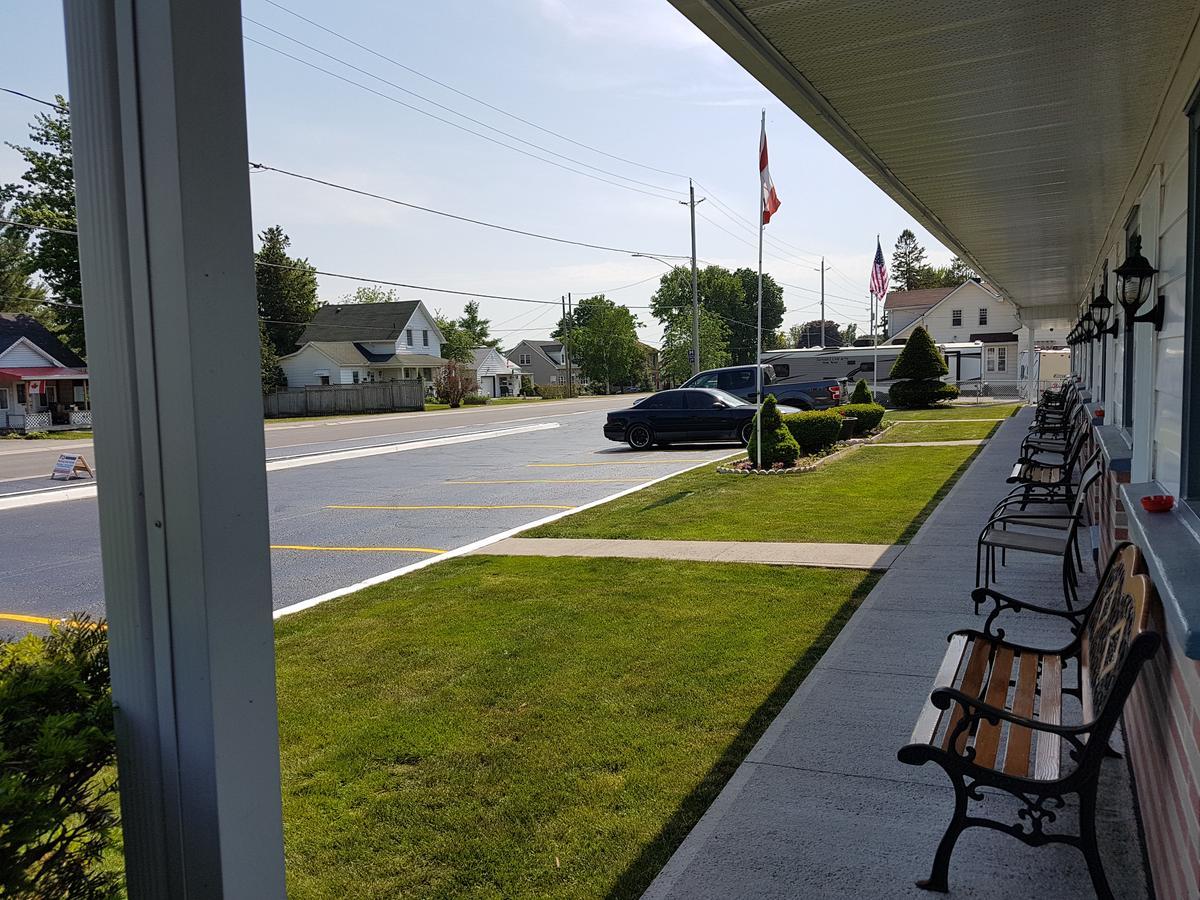 Fox Motor Inn Greater Napanee Exterior photo