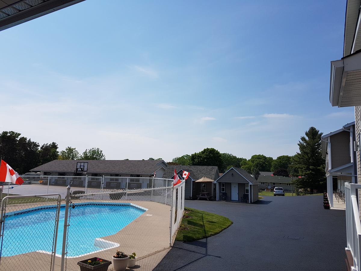 Fox Motor Inn Greater Napanee Exterior photo