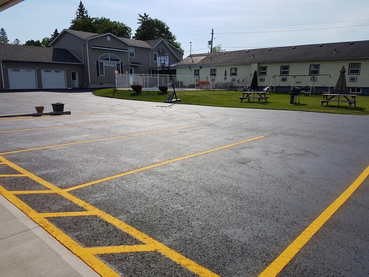Fox Motor Inn Greater Napanee Exterior photo