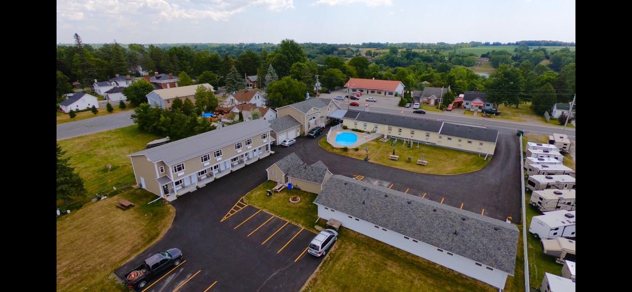 Fox Motor Inn Greater Napanee Exterior photo