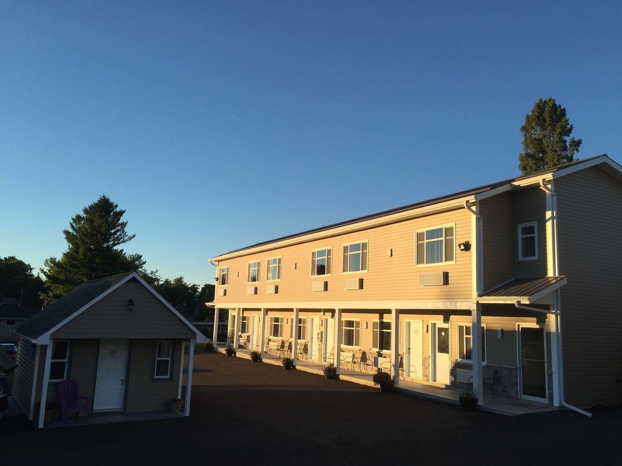 Fox Motor Inn Greater Napanee Exterior photo