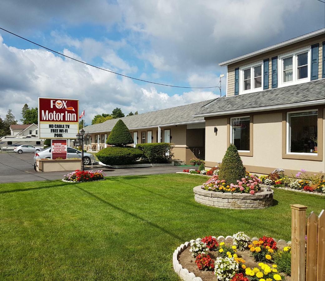 Fox Motor Inn Greater Napanee Exterior photo