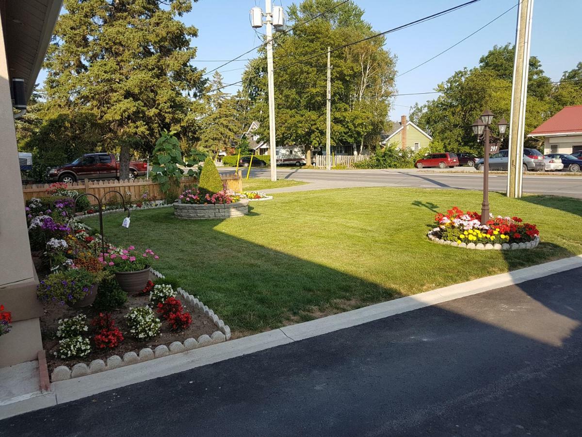 Fox Motor Inn Greater Napanee Exterior photo