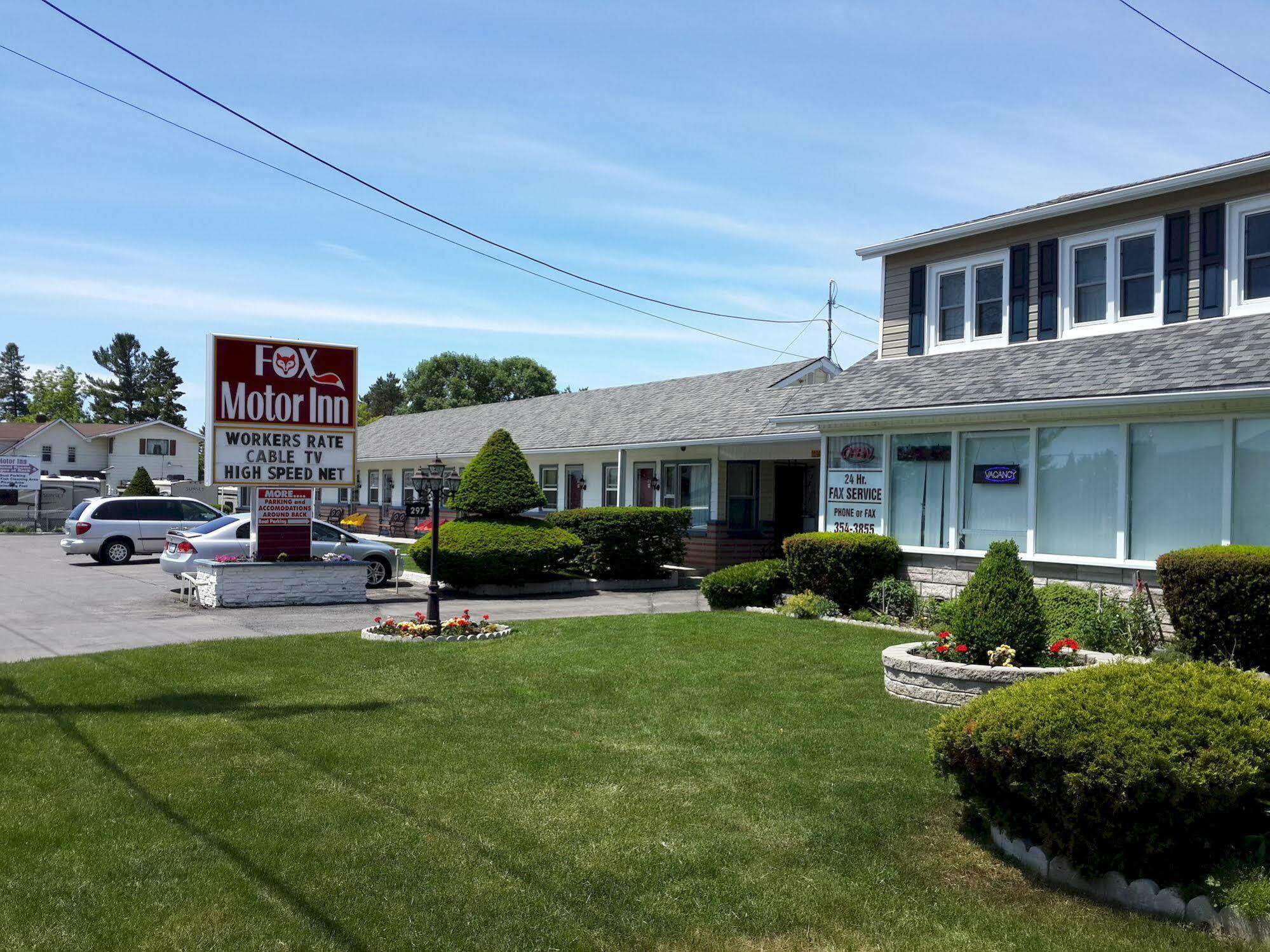 Fox Motor Inn Greater Napanee Exterior photo
