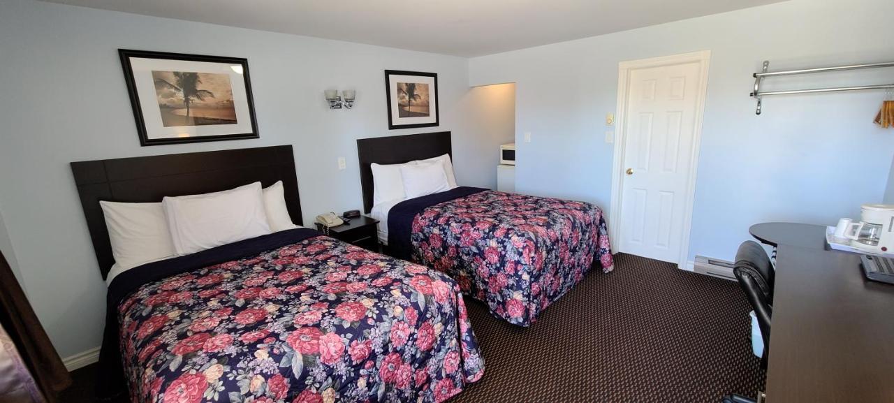 Fox Motor Inn Greater Napanee Exterior photo