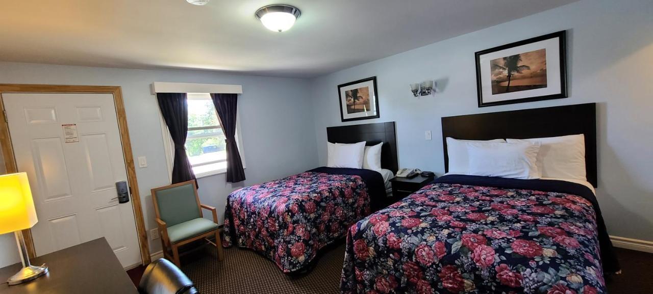Fox Motor Inn Greater Napanee Exterior photo